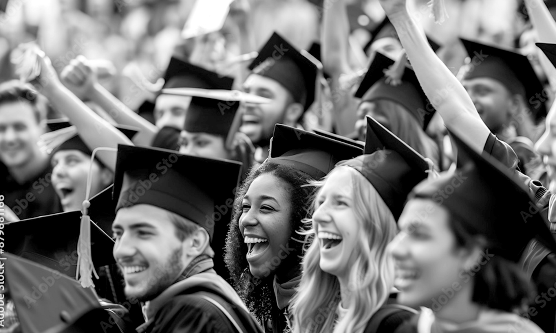 Studenci w togach i biretach świętują ukończenie studiów.