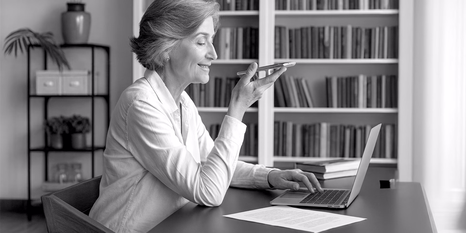 Pani korzysta z laptopa podczas rozmowy przez telefon